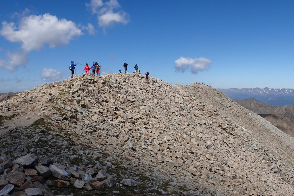 La abarrotada cima del Bastiments, 2.883 mts., con la cima occidental al fondo, 2.882 mts.